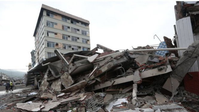 Nhà cửa đổ sập hoàn toàn sau động đất  -Ảnh:AFP
