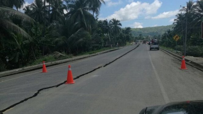Con đường dẫn tới thành phố lớn thứ hai tại Ecuador là Guayaquil bị nứt sau trận động đất - Ảnh: Eduardo Viteri