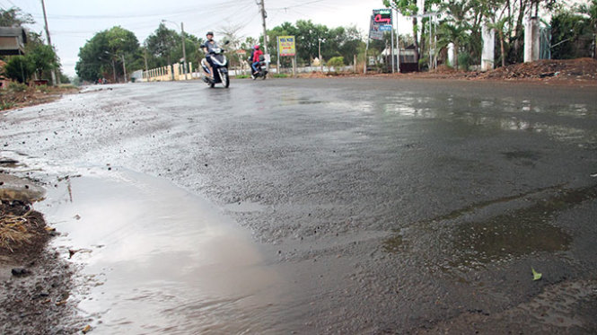 Nước mưa tràn trên đường Trường Chinh, phường Tân Phú, thị xã Đồng Xoài - Ảnh: Bùi Liêm