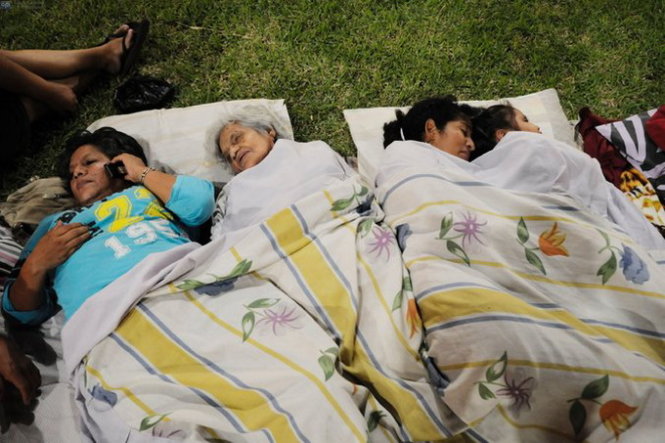Người dân Ecuador ngủ ngoài trời sau động đất do nhà cửa đã bị phá sập hoàn toàn - Ảnh: Getty Images