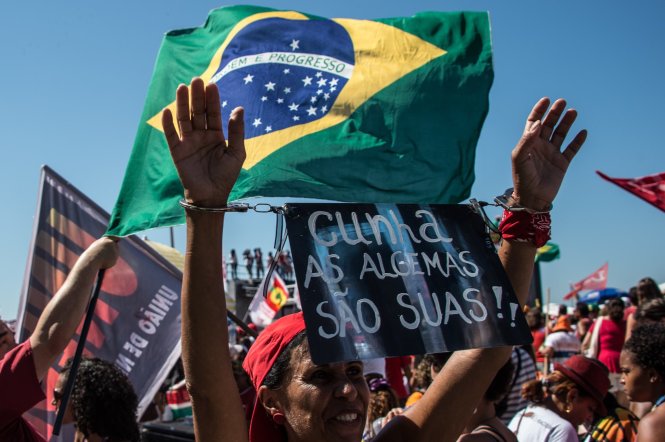 Những người biểu tình ủng hộ bà Rousseff tại bãi biển Copacabana ở Rio de Janeiro - Ảnh: AFP