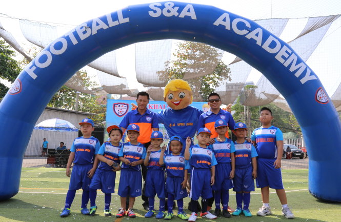 Đoàn Hoàng Sơn (trái) và Apisit trong ngày khai giảng S&A Academy - Ảnh: H.Đ.