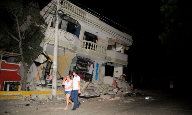 Nhà cửa bị phá hủy ở thành phố Guayaquil sau trận động đất - Ảnh: AFP