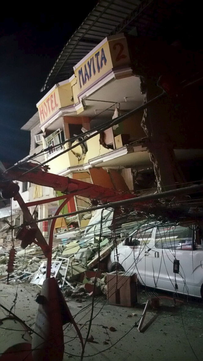 Khách sạn nghiêng ngả do động đất ở thành phố Manta - Ảnh: Reuters
