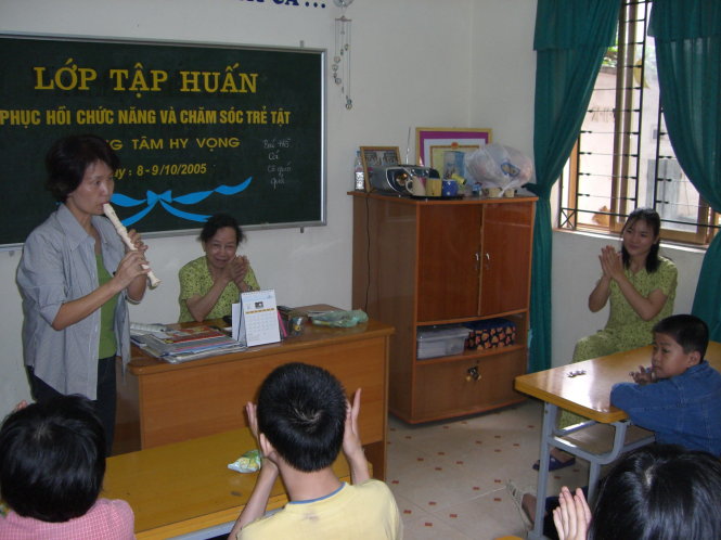 Cô Nakajima dạy (tình nguyện) môn âm nhạc cho các em tại một trường dành cho trẻ khuyết tật tại Việt Nam - Ảnh do tác giả cung cấp