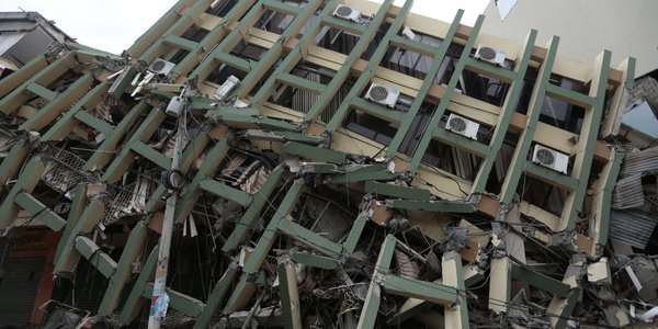 Một tòa nhà đổ sập sau trận động đất 7,8 Richter tại Portoviejo, Ecuador - Ảnh: JUAN CEVALLOS/Getty Images