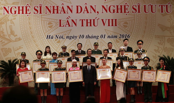 Các nghệ sĩ nhận danh hiệu NSƯT tại Hà Nội vào ngày 10-1-2016 - Ảnh: Nam Trần