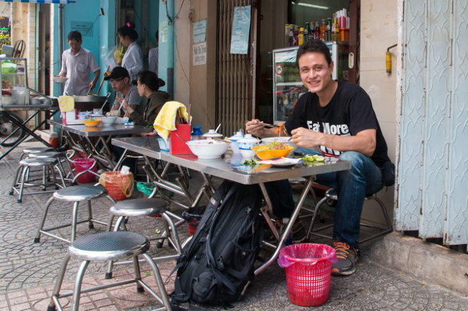 Người nước ngoài ngồi ăn bún riêu ở Nguyễn Cảnh Chân, Q.1, TP.HCM. -Ảnh tư liệu.