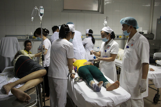 Các công nhân đang được cấp cứu tại Bệnh viện Đa khoa 115 Nghệ An - Ảnh: Doãn Hòa