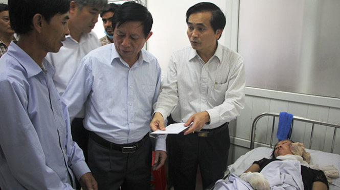Ông Lê Ngọc Hoa, phó chủ tịch UBND tỉnh thăm hỏi, trao tiền hỗ trợ cho các nạn nhân trong vụ nổ vào chiều 18-4 - Ảnh: Doãn Hòa