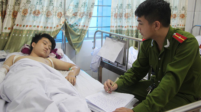 Công an huyện Nghi Lộc lấy lời khai nạn nhân trong vụ nổ - Ảnh: Doãn Hòa