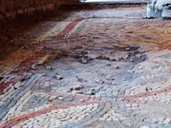 Nền gạch lát tại khu biệt thự La Mã cổ mới phát hiện ở Wiltshire - Ảnh: PA