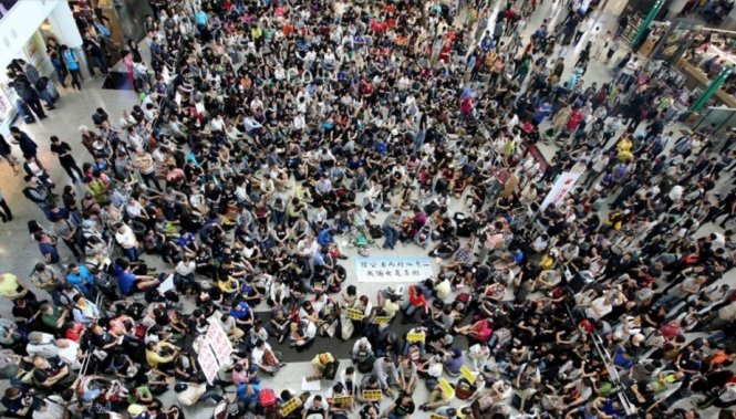 Hàng ngàn người biểu tình ngồi ở sảnh đến sân bay quốc tế Hong Kong ngày 17-4 - Ảnh:scmp