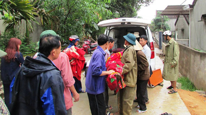 Người thân đưa ông Dũng bị sét đánh đi cấp cứu nhưng nạn nhân không qua khỏi - Ảnh: Lương Sơn