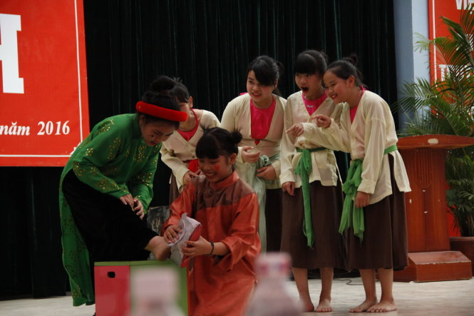 Học sinh trường tiểu học Bạch Mai hóa thân vào nhân vật truyện cổ tích “Tấm Cám” - Ảnh: Đức Triết