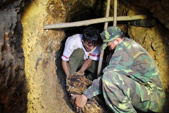 Lực lượng công binh kiểm tra địa chất và đặt thuốc nổ đánh sập một hầm vàng - Ảnh: Trần Mai