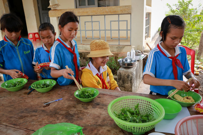 Học sinh Trường THCS Bế Văn Đàn chuẩn bị mì gói cho bữa trưa - Ảnh: T.Thành