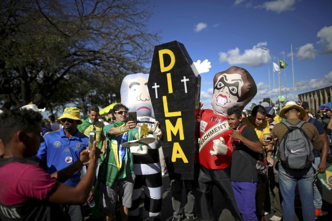 Người biểu tình kêu gọi luận tội bà Rousseff tại thủ đô Brasilia hôm 17-4 - Ảnh: Reuters