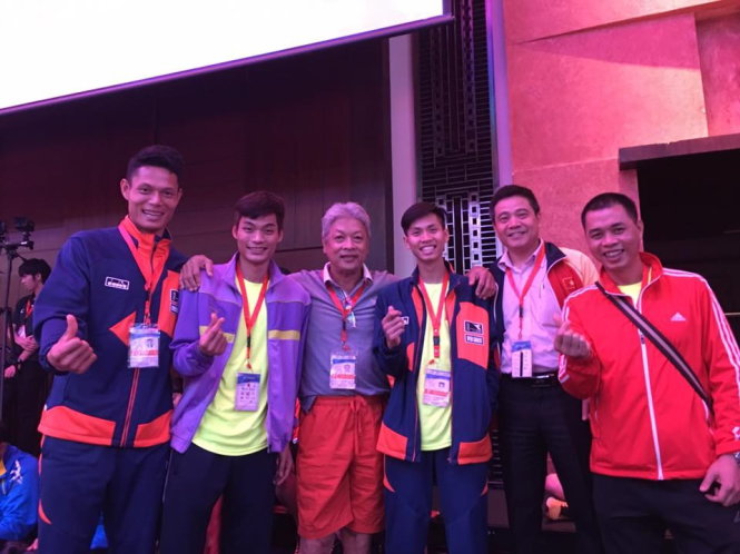 Chủ tịch Liên đoàn Taekwondo VN Trương Ngọc Để (thứ ba từ trái sang) chụp hình cùng đội tuyển nam tại Philippines trước ngày thi đấu - Ảnh: FBNV
