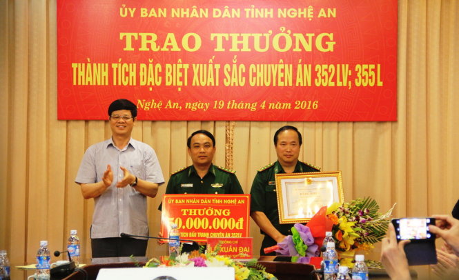 Ông Lê Xuân Đại, phó chủ tịch UBND tỉnh Nghệ An trao thưởng cho hai ban chuyên án phá đường dây vận chuyển ma túy từ Lào về Việt Nam chiều 19-4 - Ảnh: Doãn Hòa