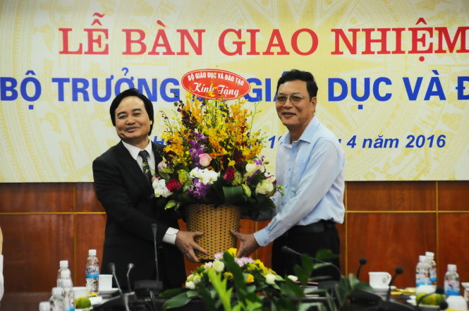 Bộ trưởng Phùng Xuân Nhạ tặng Nguyên Bộ trưởng Phạm Vũ Luận bó hoa tươi thắm