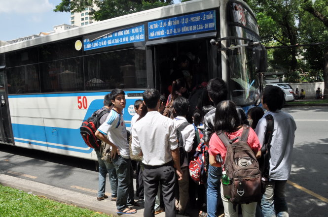 Sinh viên VN không xếp hàng, chen lấn nhau để lên xe buýt tại một trạm xe buýt trên đường Đinh Tiên Hoàng, Q.1, TP.HCM - Ảnh: Q.Định