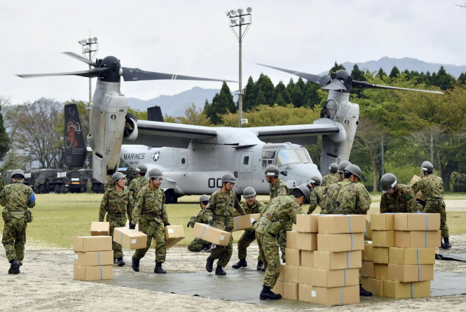 Binh sĩ Nhật chuyển đồ cứu trợ do máy bay Mỹ chở đến ở tỉnh Kumamoto ngày 18-4 - Ảnh: Reuters