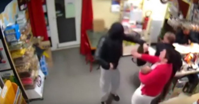 Bà chủ quán tay ẵm em bé vẫn bình tĩnh đương đầu với tên cướp - Ảnh chụp từ video clip
