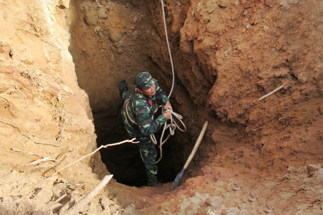 Năm 2015, lần đầu tiên tỉnh Quảng Ngãi sử dụng lực lượng công binh dùng thuốc nổ “tấn công” hàng chục hầm vàng trên đỉnh Cà Nhút (xã Trà Quân) và điểm khai thác vàng ở xã Trà Thanh (huyện Tây Trà) - Ảnh: Trần Mai