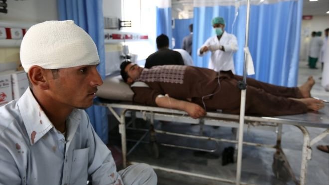 Nạn nhân bị thương trong vụ đánh bom được điều trị tại bệnh viện - Ảnh: AP