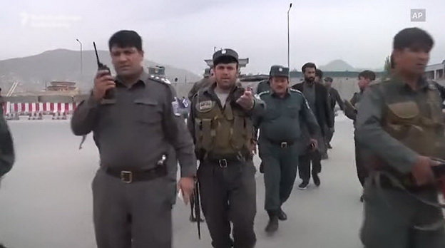 Lực lượng an ninh Afghanistan đến hiện trường sau vụ đánh bom - Ảnh: AP