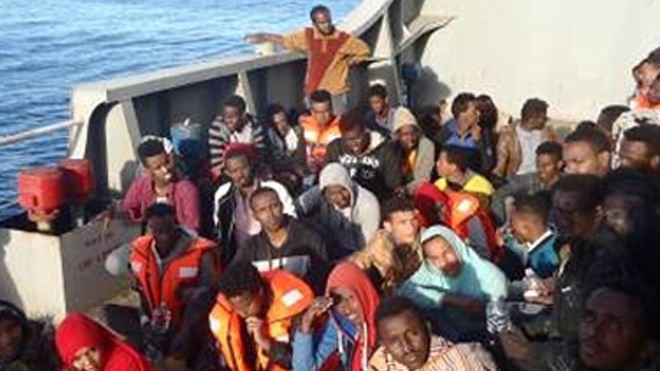 Tàu chở hàng đã cứu những người di cư may mắn sống sót sau vụ lật thuyền ngoài khơi Địa Trung Hải Ảnh: BBC
