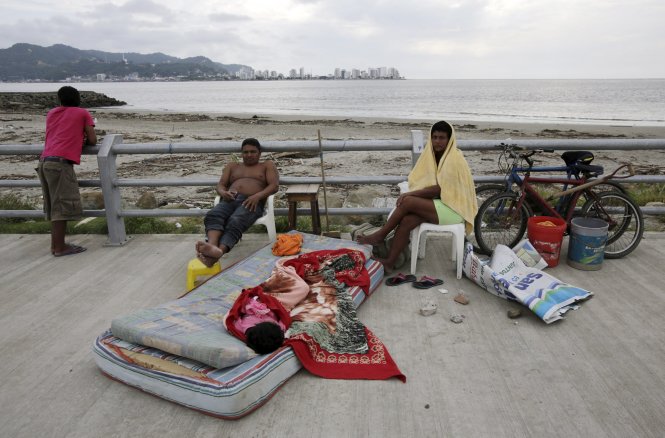 Một gia đình Ecuador đang phải ở tạm ngoài trời sau thảm họa động đất - Ảnh: Reuters
