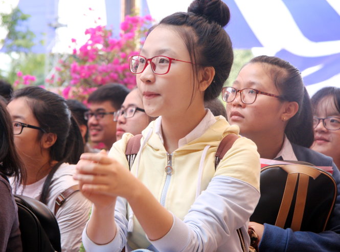Học sinh nghe phổ biến quy chế thi THPT quốc gia tại chương trình tư vấn tuyển sinh - hướng nghiệp năm 2016. - Ảnh: Trần Huỳnh
