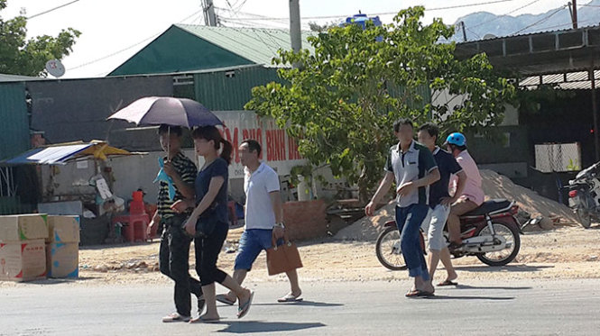 Một nhóm người Trung Quốc đi mua sắm tại xã Vĩnh Tân vào chiều 18-4 - Ảnh: Ng.Nam