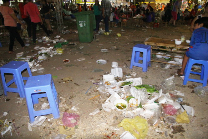 Dù bố trí 60 người đảm bảo công tác vệ sinh, nhưng nhiều du khách thiếu ý thức vẫn xả rác rất nhiều ở khu vực lễ hội bánh dân gian Nam bộ - Ảnh: Chí Quốc