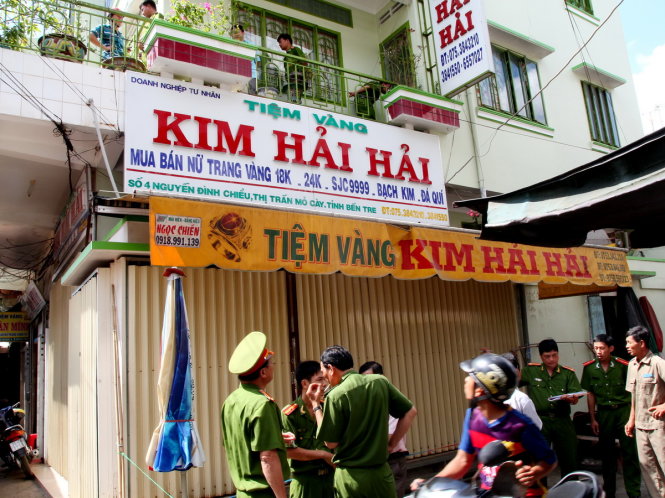 Công an đang khám nghiệm hiện trường vụ trộm tiệm vàng 3 tỉ tại thị trấn Mỏ Cày, huyện Mỏ Cày Nam, tỉnh Bến Tre.