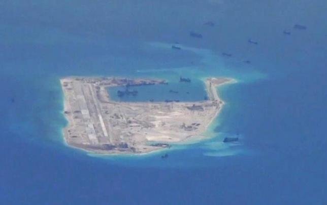 Các tàu nạo vét của Trung Quốc hoạt động quanh Đá Chữ Thập, ảnh cắt từ video do máy bay trinh sát P-8A Poseidon của Hải quân Mỹ quay được ngày 21-5-2015 - Ảnh: Reuters