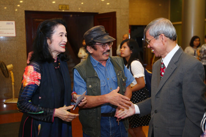 NSND Trà Giang, nhà văn Chu Lai (thành viên Ban giám khảo phim truyện điện ảnh) và TS.Lưu Trọng Hồng - nguyên Cục trưởng Cục điện ảnh gặp nhau trước giờ trao giải Cánh Diều 2015