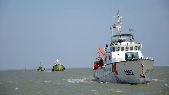Tàu Cảnh sát biển 3 đang lai kéo hai tàu cập mạn, sang bán dầu trái phép về Vũng Tàu - Ảnh: Đức Định