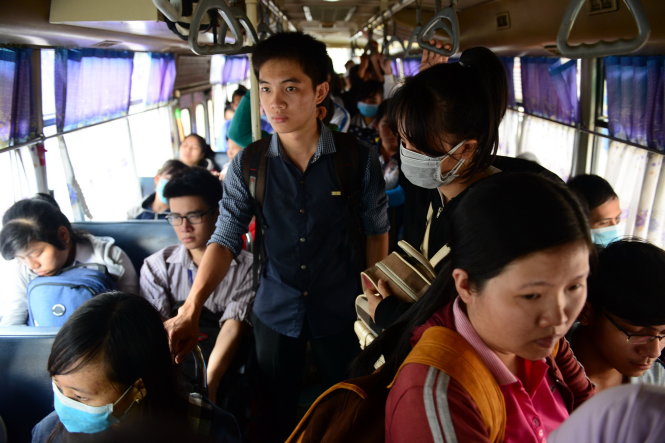 Sinh viên các trường đi xe buýt số 6 tuyến bến xe Chợ Lớn - ĐH Nông lâm TP.HCM trưa 19-4 - Ảnh: Q.Định