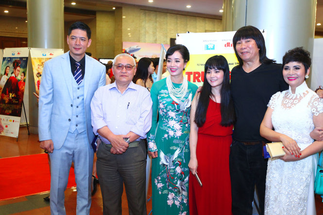 Các nghệ sĩ Bình Minh (bìa trái), Chiều Xuân, họa sĩ Vũ Huy (áo đen), nghệ sĩ Minh Châu... trên thảm đỏ Ảnh: Nguyễn Khánh