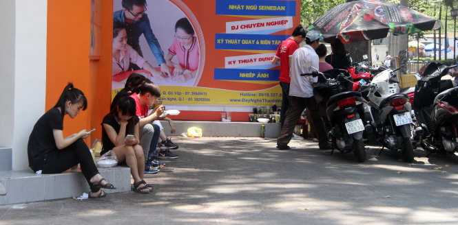 Nhiều nhân viên văn phòng mua hàng rong và ngồi ăn trưa tại góc đường Nguyễn Văn Chiêm 
- Phạm Ngọc Thạch (Q.1, TP.HCM) - Ảnh: Quang Khải