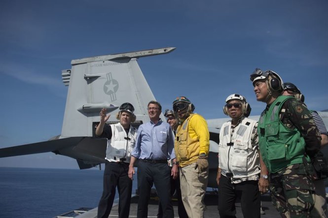 Bộ trưởng Ashton Carter (thứ hai từ trái sang) và Bộ trưởng Quốc phòng Philippines Voltaire Gazmin (thứ hai từ phải sang) trong chuyến thăm tàu USS John C. Stennis đang tuần tra ở Biển Đông hôm 15-4
- Ảnh: Bộ Quốc phòng Mỹ