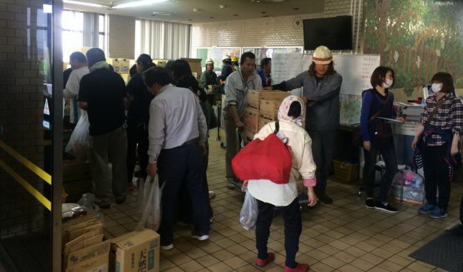 Người dân xếp hàng nhận đồ cứu trợ tại một trung tâm sơ tán ở Mashiki, tỉnh Kumamoto - Ảnh: japantimes