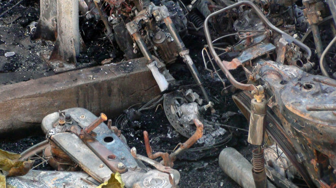 Hàng chục xe máy bị cháy đen sau vụ cháy - Ảnh: A.L