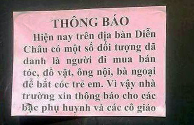 Thông báo cảnh báo một số đối tượng lạ bắt cóc trẻ em tại bảng tin Trường mầm non xã Diễn Thọ, huyện Diễn Châu, Nghệ An - Ảnh: Lan Phương