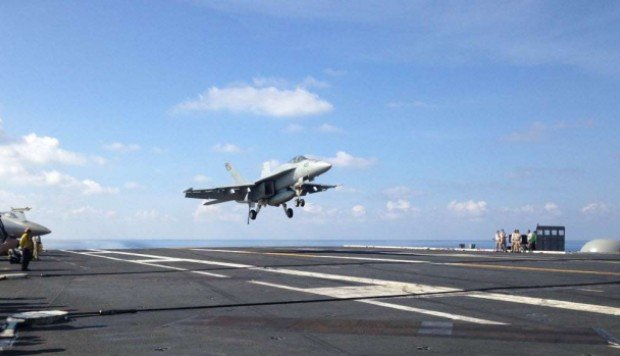 Một chiếc FA-18 cất cánh từ tàu sân bay USS John C. Stennis trên Biển Đông ngày 15-4-2016 - Ảnh: AP