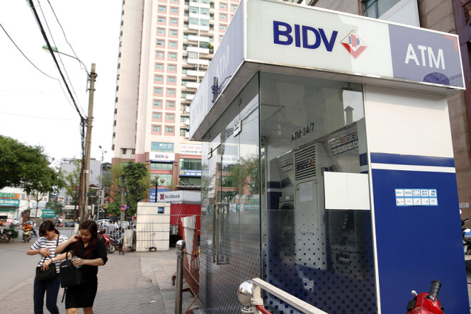 Cây ATM của ngân hàng BIDV trên đường Láng Hạ bị nhóm người Trung Quốc dùng thẻ giả rút trộm tiện - Ảnh:  Nam Trần