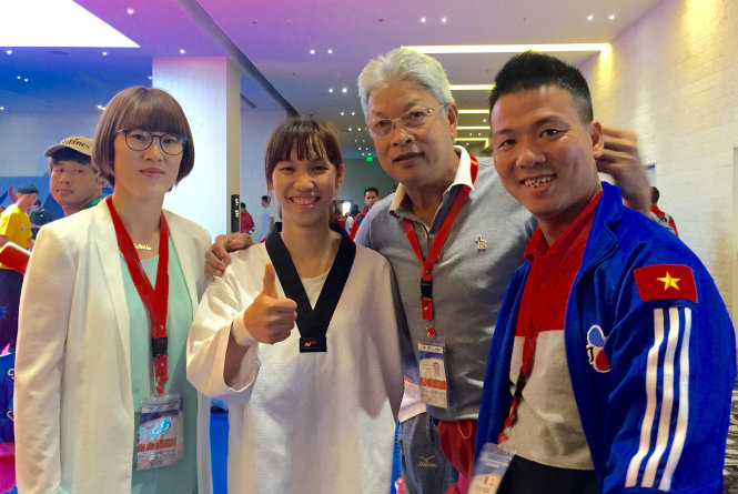 Chủ tịch VTF Trương Ngọc Để (thứ hai từ phải sang) cùng VĐV Kim Tuyền và chuyên gia Jung Jin Hee tại Philippines - Ảnh: Hải Danh